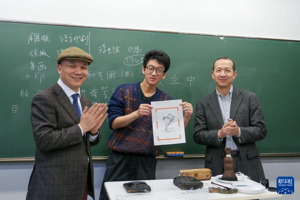 中國(guó)無形文化遺産「木版水印」技術(shù)を日本の大學(xué)で紹介